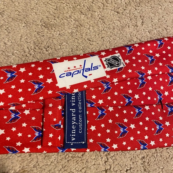 Official NHL Vineyard Vines Washington Capitals tie - Picture 2 of 2
